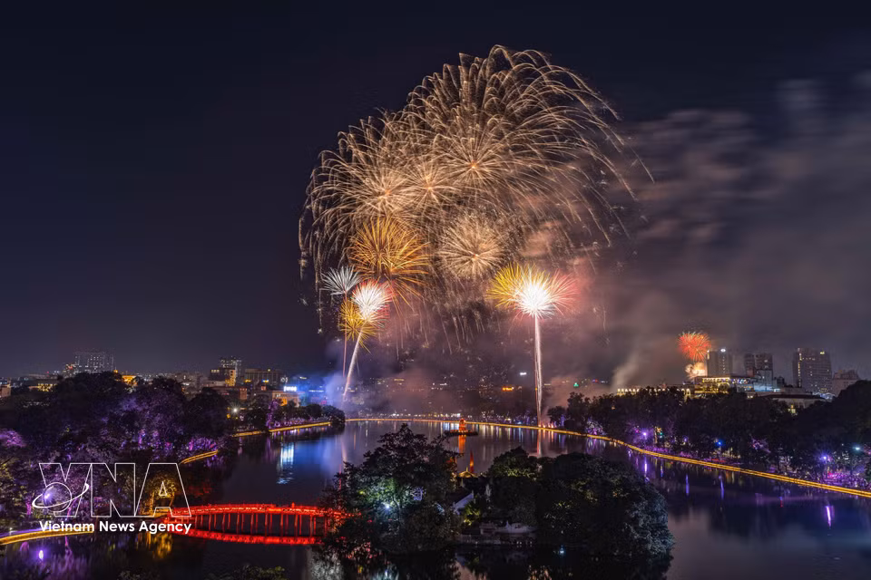 A dazzling fireworks display lights up the sky over Hoan Kiem Lake. (Photo: VNA)