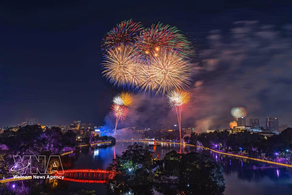 A dazzling fireworks display lights up the sky over Hoan Kiem Lake. (Photo: VNA)