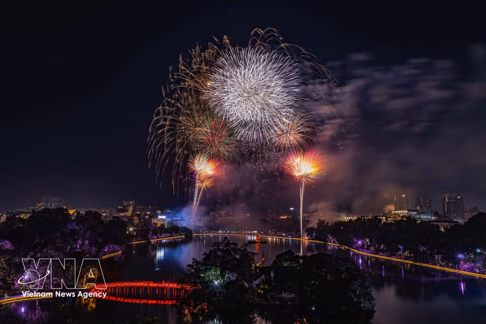 A dazzling fireworks display lights up the sky over Hoan Kiem Lake. (Photo: VNA)