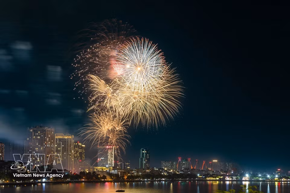 A fireworks display at Lac Long Quan Flower Garden. (Photo: VNA)