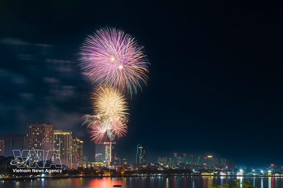 A fireworks display at Lac Long Quan Flower Garden. (Photo: VNA)