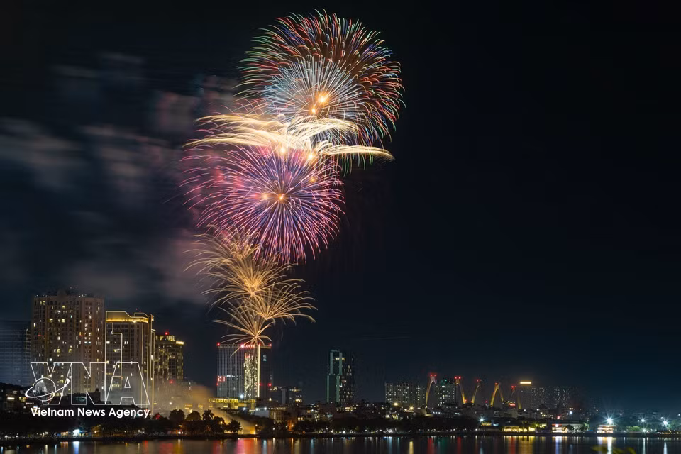 A fireworks display at Lac Long Quan Flower Garden. (Photo: VNA)