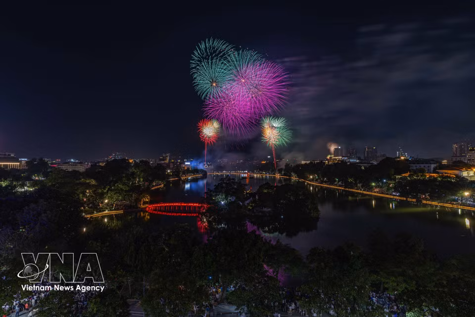 A dazzling fireworks display lights up the sky over Hoan Kiem Lake. (Photo: VNA)