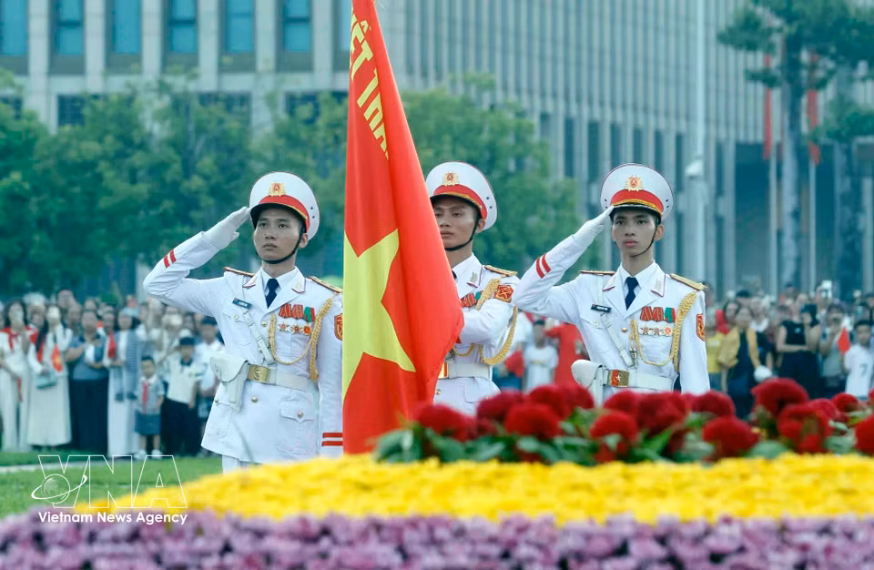 The solemn flag-raising ceremony is held to mark the 81st anniversary of the August Revolution (August 19, 1945–2026) and the National Day of the Socialist Republic of Vietnam (September 2, 1945–2026). (Photo: VNA)