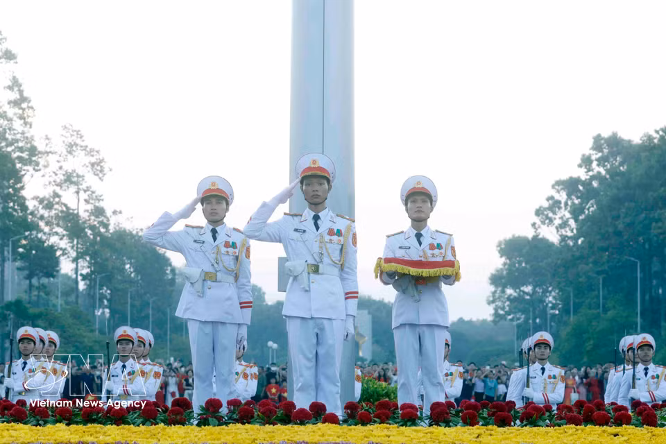 The solemn flag-raising ceremony is held to mark the 81st anniversary of the August Revolution (August 19, 1945–2026) and the National Day of the Socialist Republic of Vietnam (September 2, 1945–2026). (Photo: VNA)