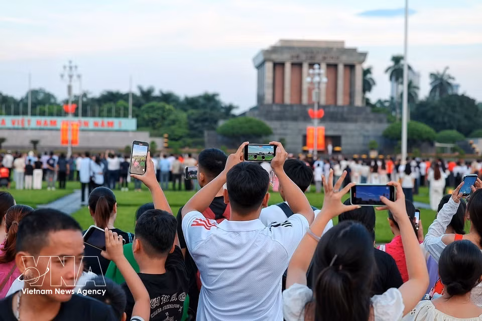 From early morning, large crowds gather at the Ba Dinh square, turning their eyes towards the national flag flying proudly in front of President Ho Chi Minh’s Mausoleum during the sacred moments of the National Day.