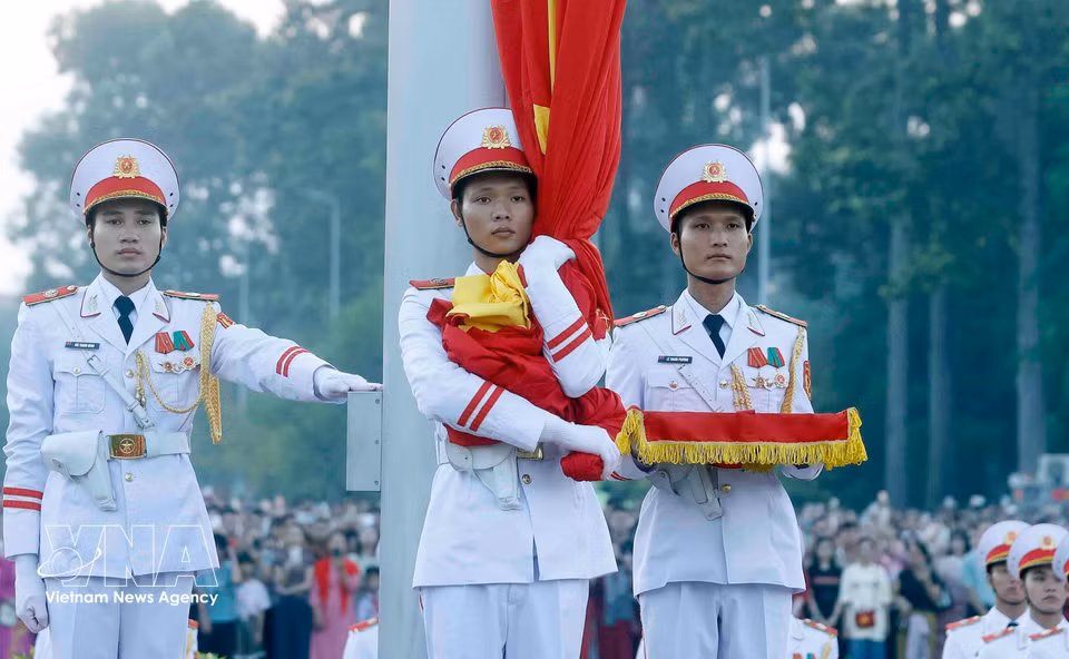 As the national anthem echoes across Ba Dinh Square, the soldier holding the national flag stand ready for the command. (Photo: VNA)
