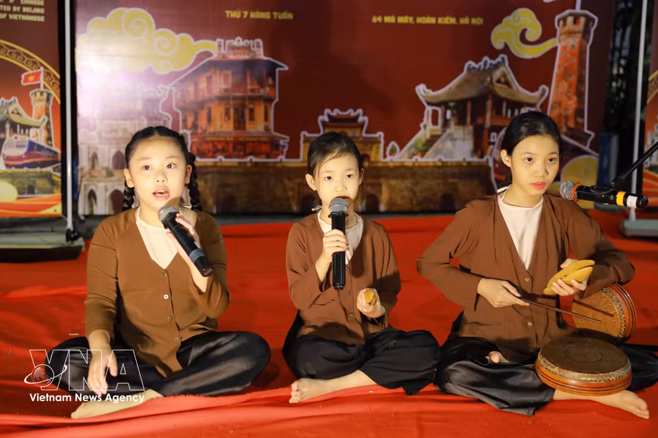 “Journey of Traditional Music", held in Hanoi on October 25, 2025, is a highlight of the “Say Xam” (Passionate about Xam Singing) project carried out by students of Multimedia Communications at FPT University Hanoi. The project aims to bring xam singing closer to young audiences and nurture their love for national cultural heritage. (Photo: VNA)