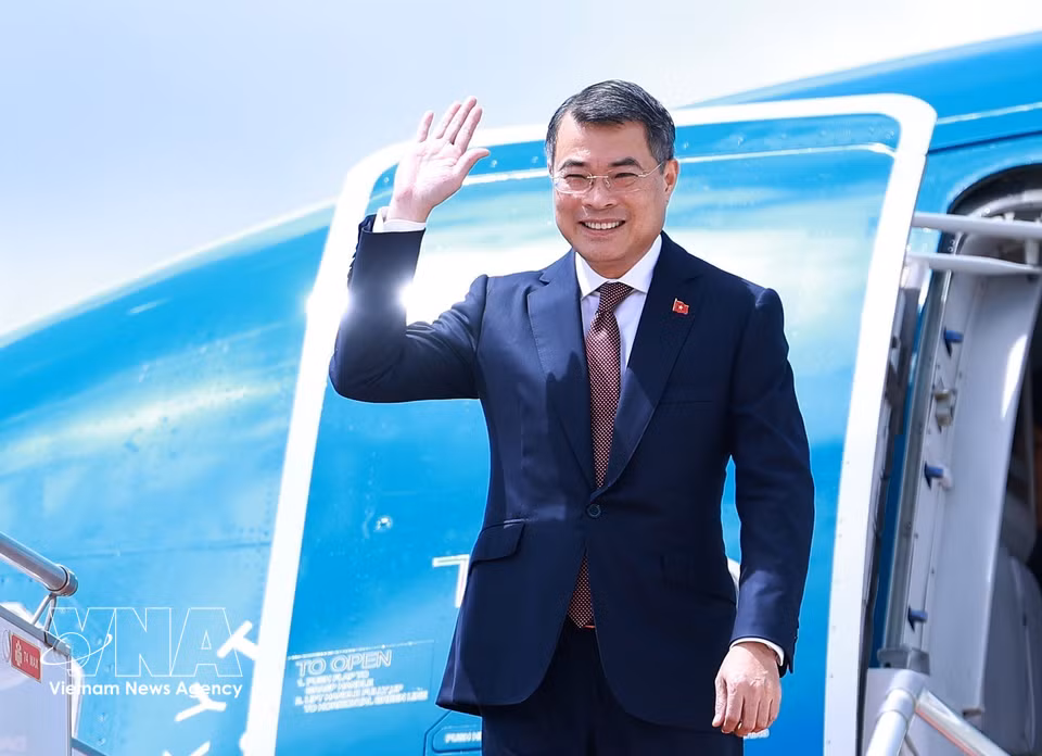 Prime Minister Le Minh Hung arrives at Techo International Airport in Phnom Penh, beginning his official visit to Cambodia. (Photo: VNA)