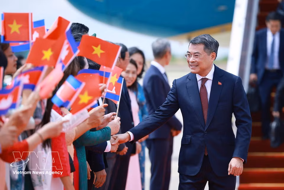 Prime Minister Le Minh Hung is welcomed at Techo International Airport in Phnom Penh (Photo: VNA)