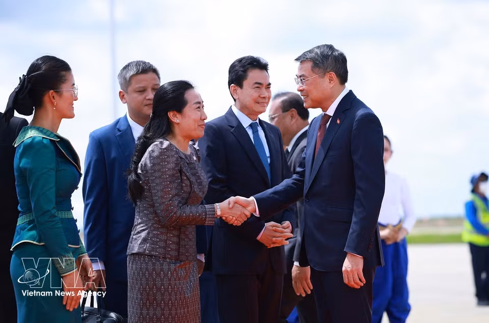Delegates welcome Prime Minister Le Minh Hung at Techo International Airport in Phnom Penh. (Photo: VNA) ​