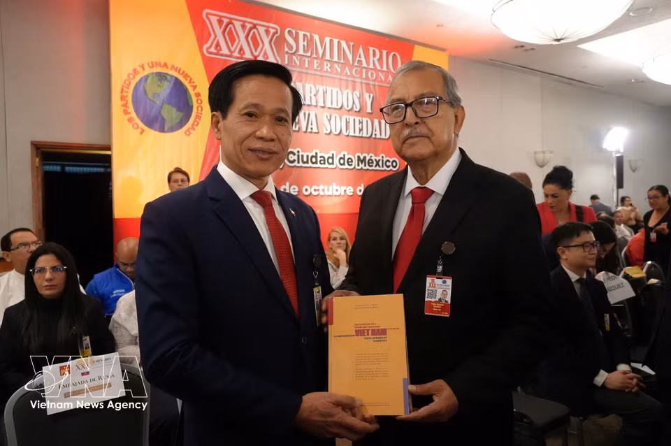 Assoc. Prof. Dr. Hoang Phuc Lam, Deputy Director of the Ho Chi Minh National Academy of Politics, presents the book “The Aspiration for a Strong and Prosperous Viet Nam in the New Era” to Pedro Vazquez Gonzalez, Chairman of the Mexican Chamber of Deputies’ Foreign Affairs Committee. (Photo: Phi Hung/VNA correspondent in Mexico)