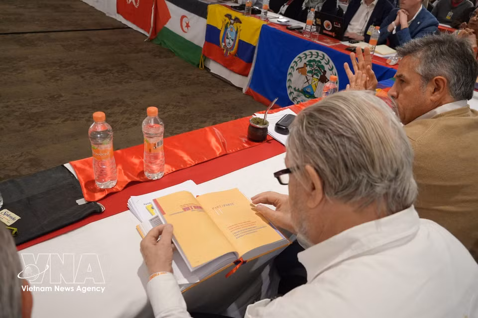 A delegate attentively read the book “The Aspiration for a Strong and Prosperous Viet Nam in the New Era.” (Photo: Phi Hung/VNA correspondent in Mexico)