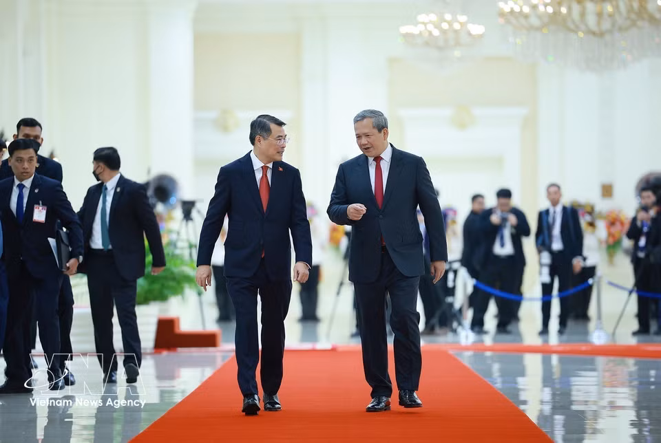 Cambodian Prime Minister Hun Manet welcomes his Vietnamese counterpart Le Minh Hung on his official visit to Cambodia. (Photo: Duong Giang/VNA)