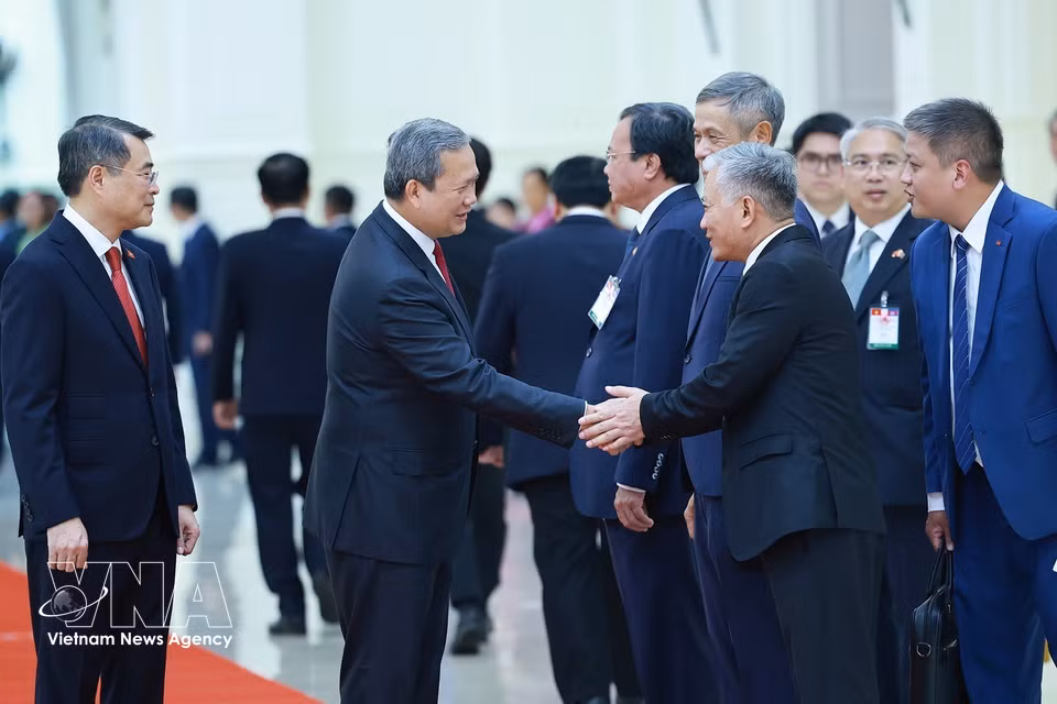 Cambodian Prime Minister Hun Manet meets members of the Vietnamese delegation. (Photo: Duong Giang/VNA)