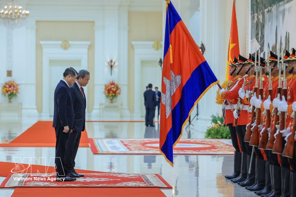 Prime Minister Le Minh Hung and his Cambodian counterpart Hun Manet review the honour guard of the Royal Cambodian Armed Forces. (Photo: Duong Giang/VNA)