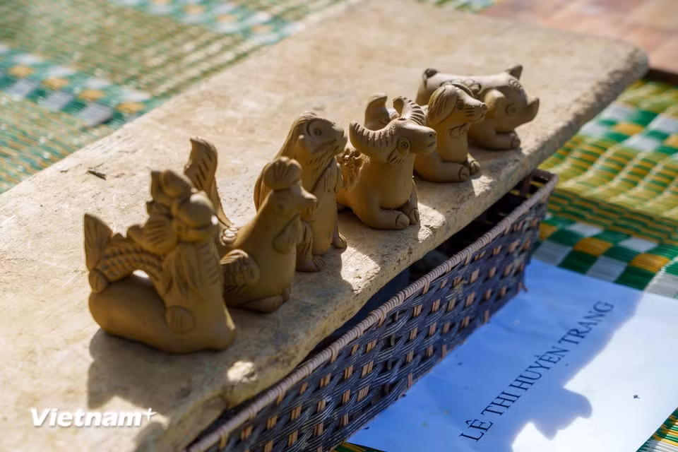 Rustic clay “to he” figurines in the shapes of familiar animals from the 12 zodiac signs are attractively displayed for competition at the festival. (Photo: Thanh Phong/Vietnam+)