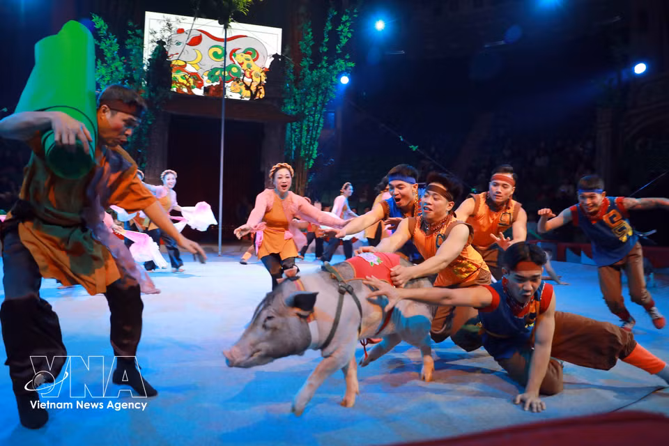 The cultural and artistic programme "Dong Ho Paintings Through Circus Art", held on December 27, 2025, at the Central Circus Theatre in Hanoi, is part of the creative art project “Awakening with Heritage" by students from the Faculty of Communication and External Culture at the Diplomatic Academy of Vietnam. The project aimed to connect traditional heritage with contemporary art, thereby “awakening” and renewing heritage through the perspective of young people. (Photo: VNA)