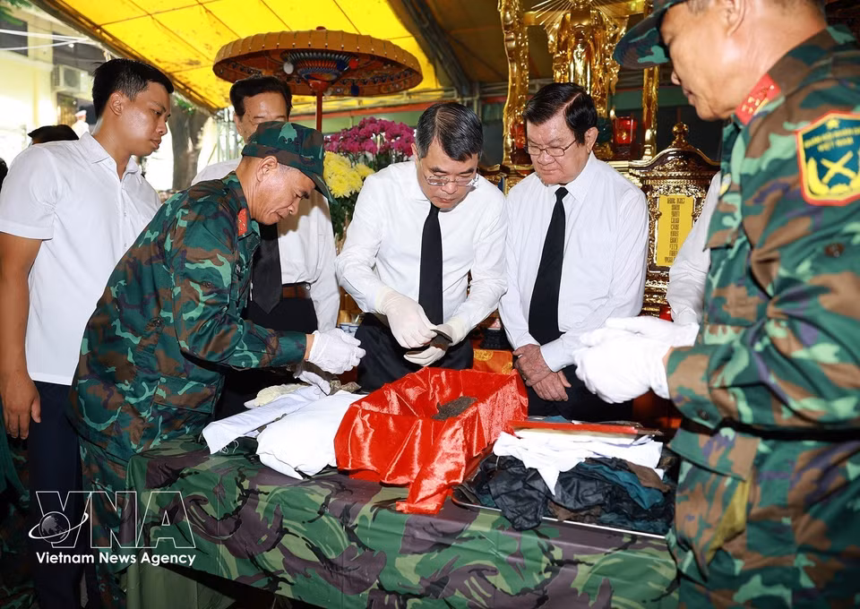 Prime Minister Le Minh Hung joins forces involved in the recovery of martyrs’ remains at Le Thi Rieng Park in Hoa Hung ward, Ho Chi Minh City. (Photo: VNA)