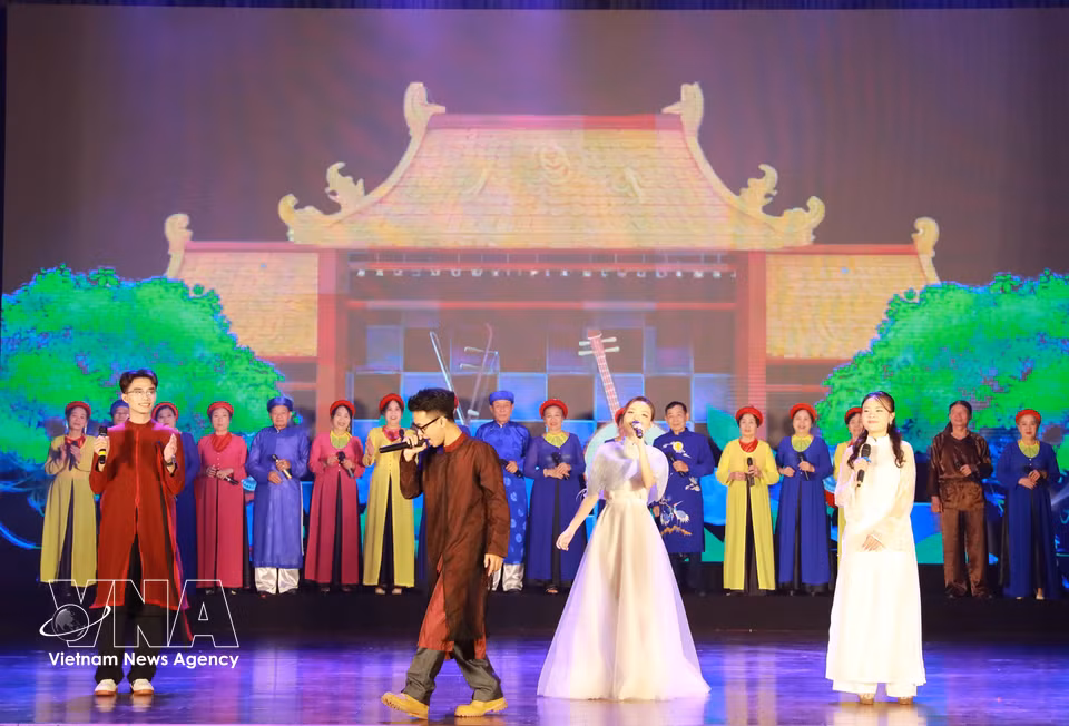 The art programme and Vi, Giam folk singing practice event “Mach Lam Giang 2026” (The Flow of Lam Giang 2026) takes place in Hanoi on May 10, 2026. Organised by journalism students from Hanoi University of Culture, the event creates an artistic space where folk melodies were elaborately staged, combining tradition with a contemporary spirit. (Photo: VNA)
