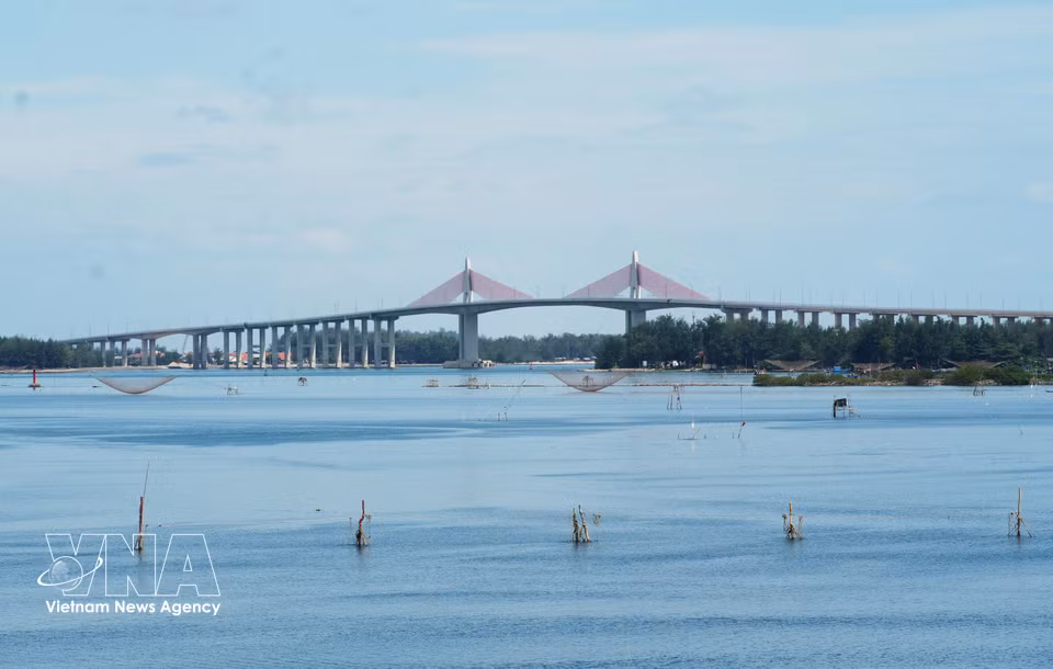 Viewed from Tam Giang Lagoon, Thuan An estuary in Hue city boasts an unspoilt and tranquil beauty. (Photo: VNA)