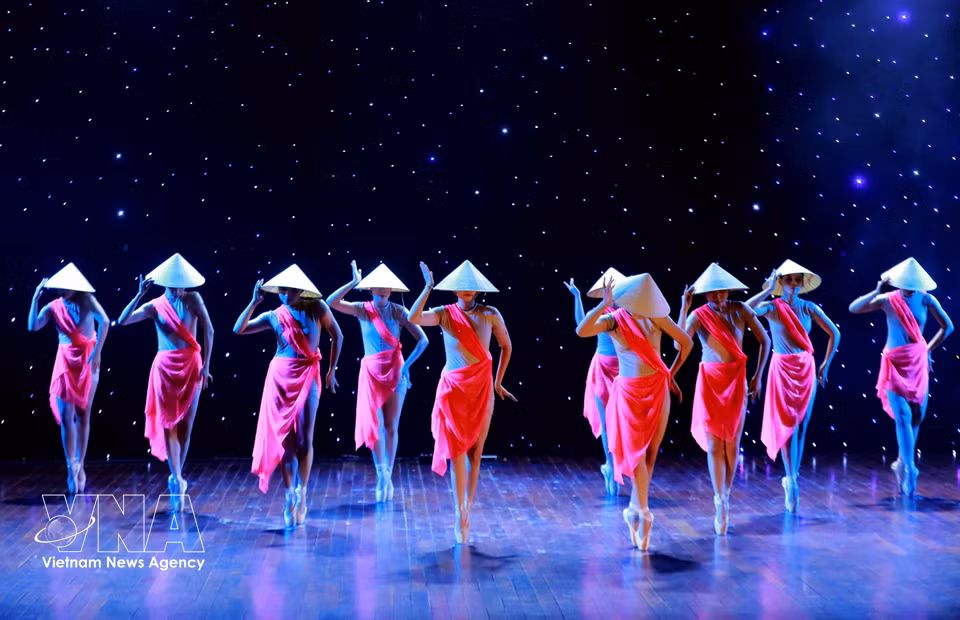 The art programme "Harmony Between Heaven and Earth" features performances rich in Vietnamese cultural identity, staged with a contemporary spirit to create a harmonious blend of tradition and modernity. The programme was organised by students from the Hanoi Academy of Theatre and Cinema on June 5, 2026. (Photo: VNA)