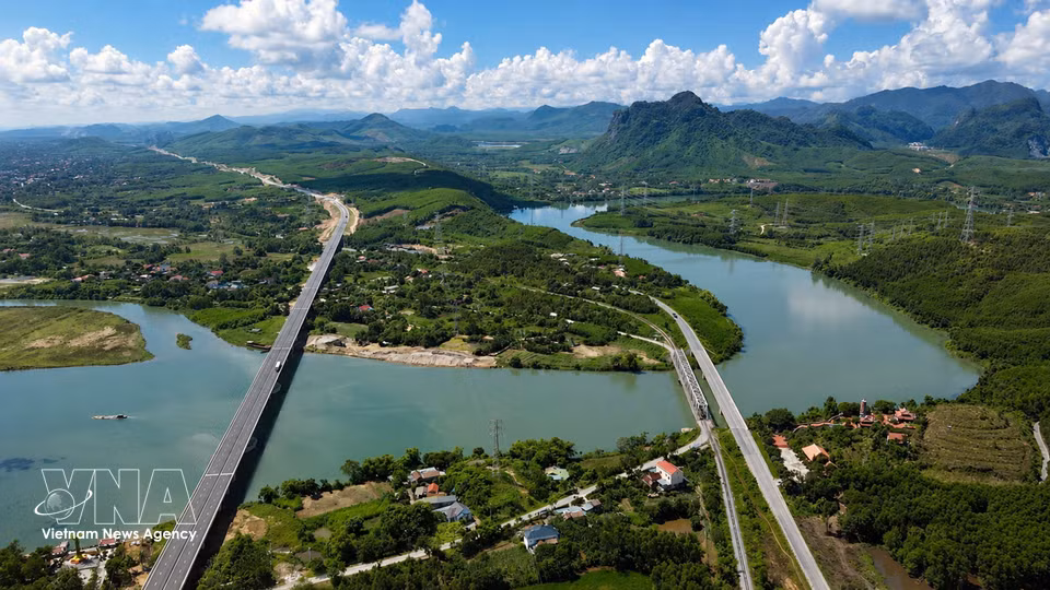 The former Long Dai I and Long Dai II ferry crossings have now been replaced by bridges on National Highway 15, the North–South railway and the North–South Expressway, ensuring smooth traffic along these vital transport routes. (Photo: VNA)