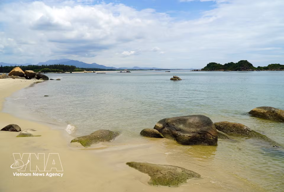 Fine golden sand and crystal-clear waters enhance the beauty of Son Tra beach. (Photo: VNA)