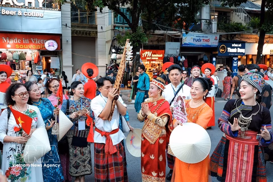 Lao artists perform traditional music and dances in the Hoan Kiem Lake pedestrian area, drawing enthusiastic participation from local residents during the “Colours of the World” street festival. (Photo: VNA)
