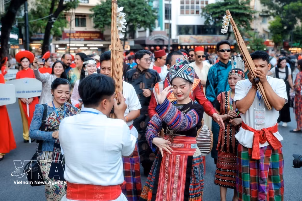 Lao artists perform traditional music and dances at the “Colours of the World” street festival in the Hoan Kiem Lake area (Photo: VNA)