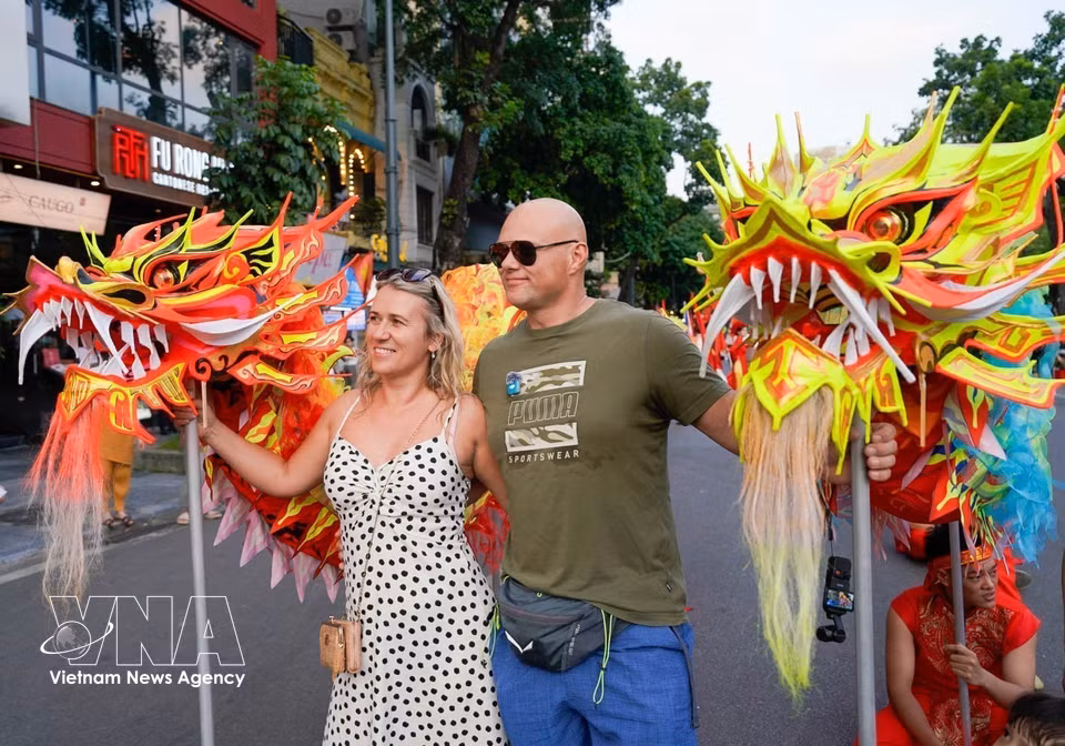Gallery - World cultures light up Hoan Kiem Lake  - image 23