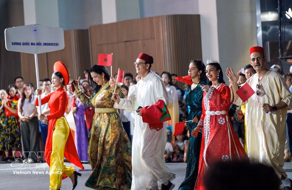 Gallery - World cultures light up Hoan Kiem Lake  - image 24