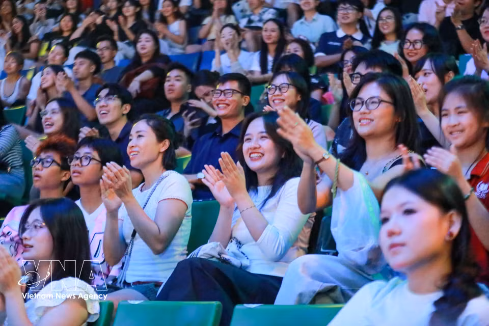 The circus production has created a rare phenomenon in Vietnam’s circus industry, with all more than 1,200 seats at the Central Circus consistently filled to capacity. (Photo: Khanh Hoa/VNA)