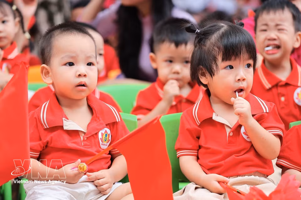 Pupils from Kim Lien Kindergarten (Hanoi) attend the opening ceremony of the new school year. (Photo: VNA)
