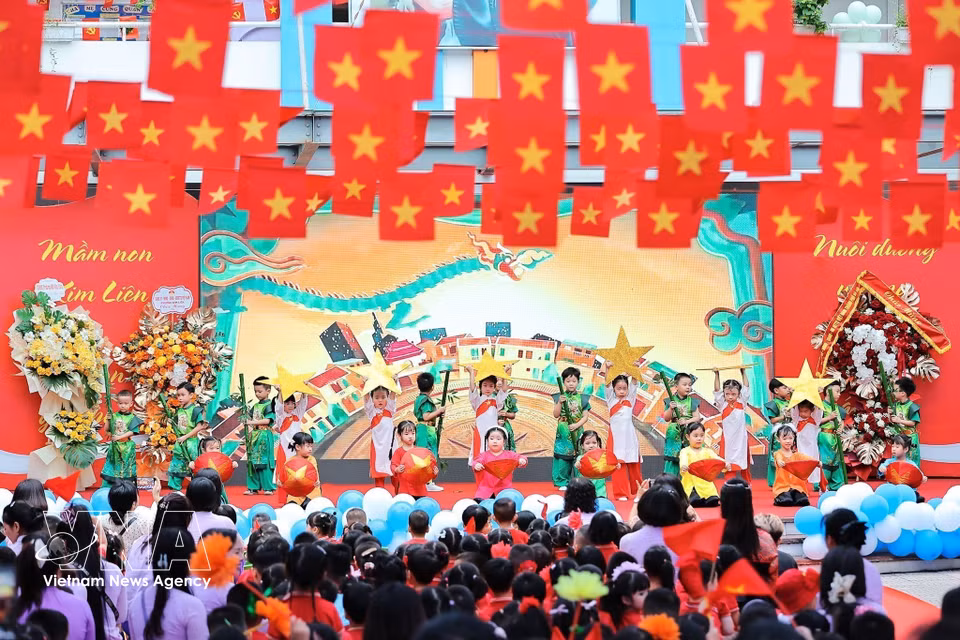 Scene from the new school year opening ceremony at Kim Lien Kindergarten (Hanoi). (Photo: VNA)