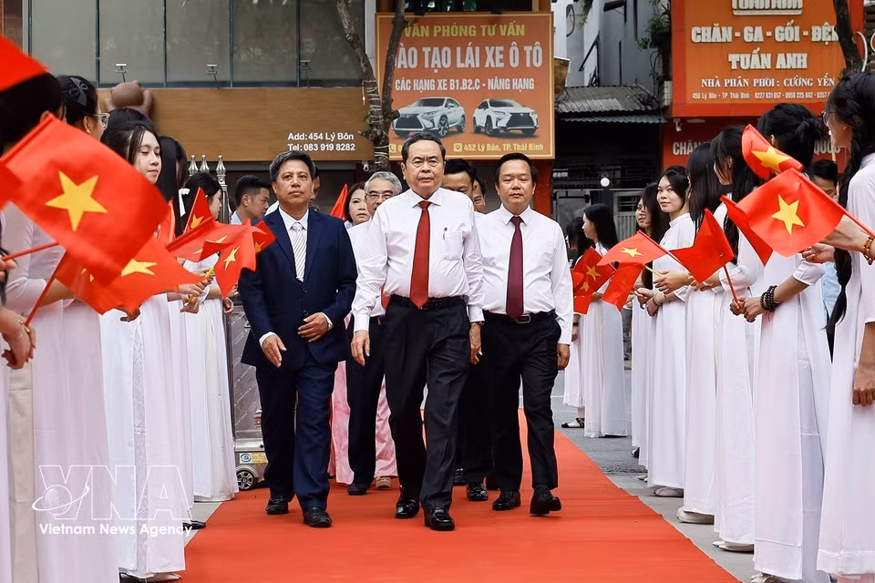 National Assembly President Tran Thanh Man attends the opening ceremony of the 2026–2027 academic year at Le Quy Don High School in the northern province of Hung Yen. (Photo: VNA)