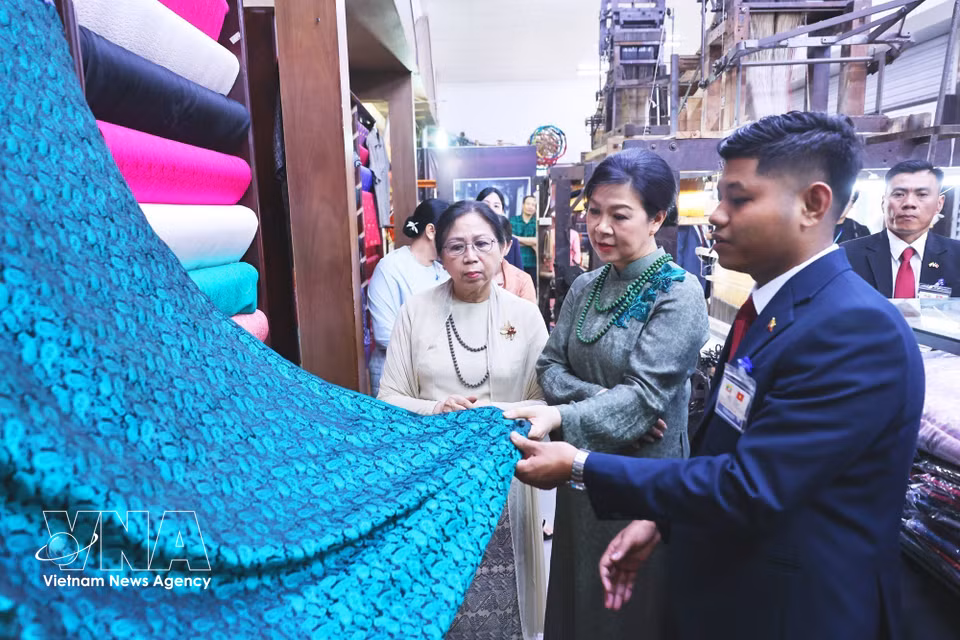 Ngo Phuong Ly (spouse of General Secretary of the Communist Party of Vietnam Central Committee and President To Lam), and Kyu Kyu Hla (spouse of Myanmar President Min Aung Hlaing) visit a display of traditional silk products and learn about the craft village’s signature items. (Photo: VNA)