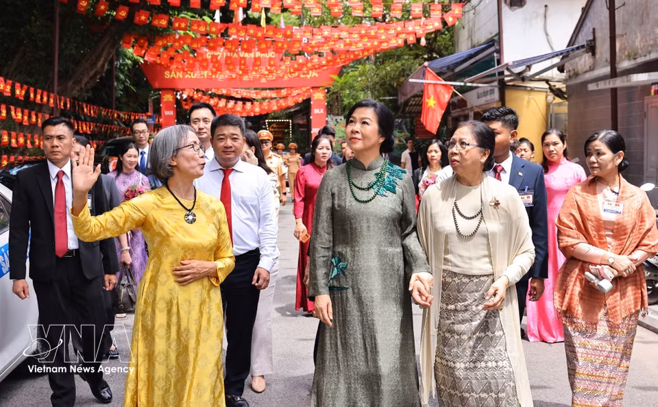 Ngo Phuong Ly (spouse of General Secretary of the Communist Party of Vietnam Central Committee and President To Lam), and Kyu Kyu Hla (spouse of Myanmar President Min Aung Hlaing) at the Van Phuc Silk Village. (Photo: VNA)