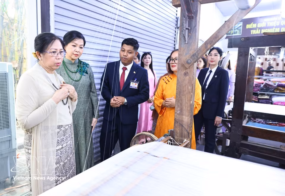 Ngo Phuong Ly (spouse of General Secretary of the Communist Party of Vietnam Central Committee and President To Lam), and Kyu Kyu Hla (spouse of Myanmar President Min Aung Hlaing) at the Van Phuc Silk Village. (Photo: VNA)