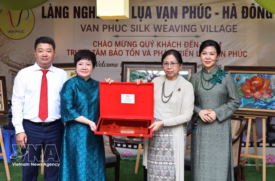 Ngo Phuong Ly, spouse of General Secretary of the Communist Party of Vietnam Central Committee and President To Lam, presents a gift package to Kyu Kyu Hla, spouse of Myanmar President Min Aung Hlaing, at Van Phuc Silk Village. (Photo: VNA)