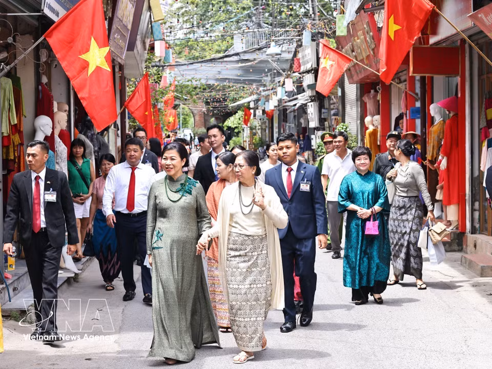 Ngo Phuong Ly (spouse of General Secretary of the Communist Party of Vietnam Central Committee and President To Lam), and Kyu Kyu Hla (spouse of Myanmar President Min Aung Hlaing) at the Van Phuc Silk Village. (Photo: VNA)