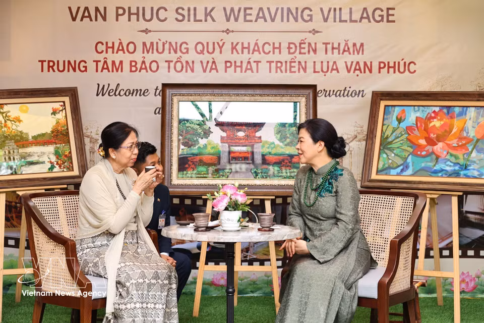 Ngo Phuong Ly (spouse of General Secretary of the Communist Party of Vietnam Central Committee and President To Lam), and Kyu Kyu Hla (spouse of Myanmar President Min Aung Hlaing) enjoy tea at Van Phuc Silk Village. (Photo: VNA)
