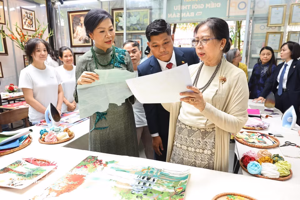 Ngo Phuong Ly (spouse of General Secretary of the Communist Party of Vietnam Central Committee and President To Lam), and Kyu Kyu Hla (spouse of Myanmar President Min Aung Hlaing) at the Van Phuc Silk Village. (Photo: VNA)