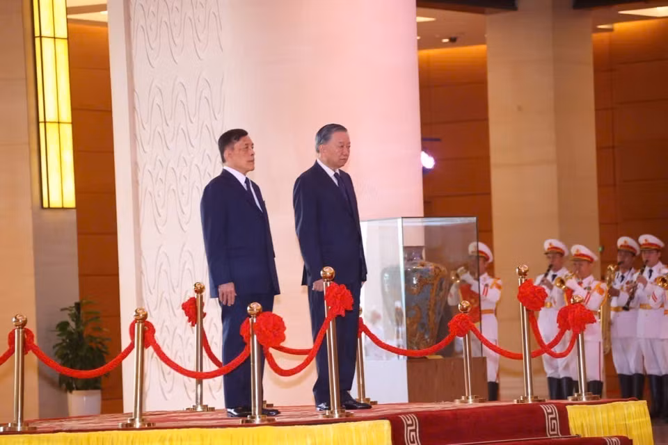 General Secretary of the Communist Party of Vietnam Central Committee and President To Lam and Thai King Maha Vajiralongkorn Phra Vajiraklaochaoyuhua stand on the honour platform during the flag-salute ceremony. (Photo: VNA)