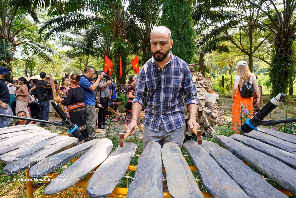 International delegates experience the cultural space of the Central Highlands. (Photo: VNA)