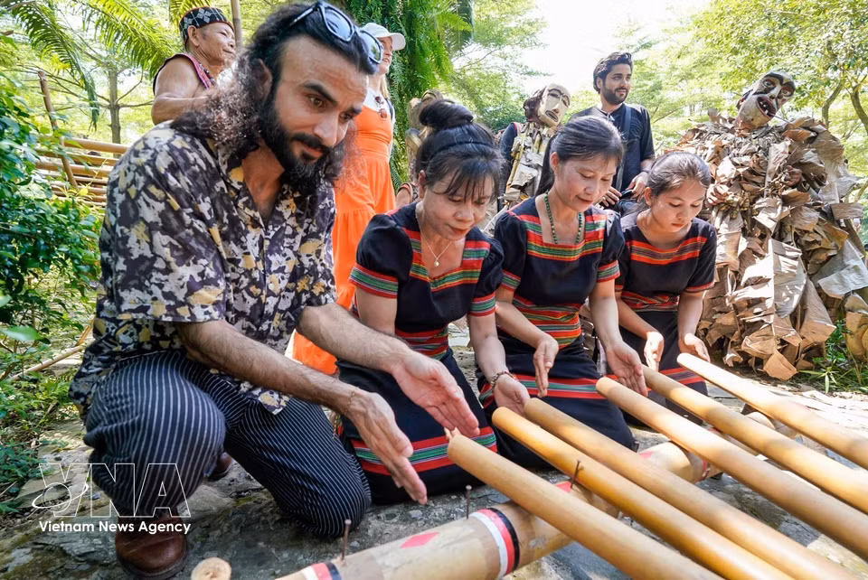 International delegates experience the cultural space of the Central Highlands. (Photo: VNA)