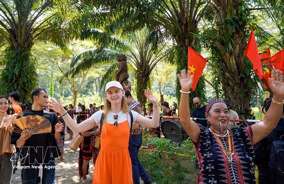 Delegates interact with ethnic communities from the Central Highlands. (Photo: VNA)