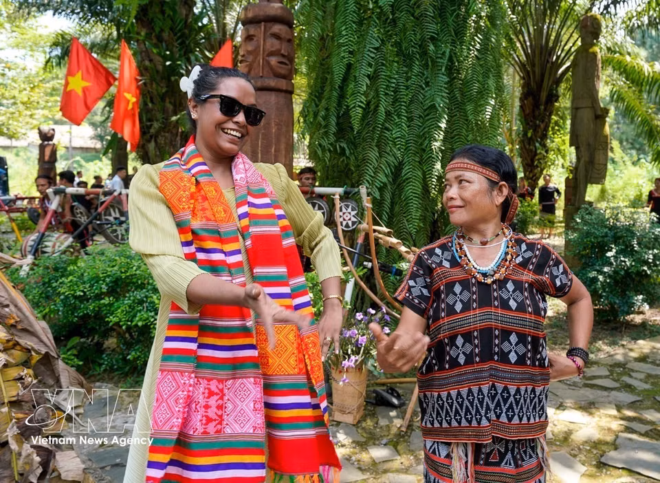 Delegates interact with ethnic communities from the Central Highlands. (Photo: VNA)