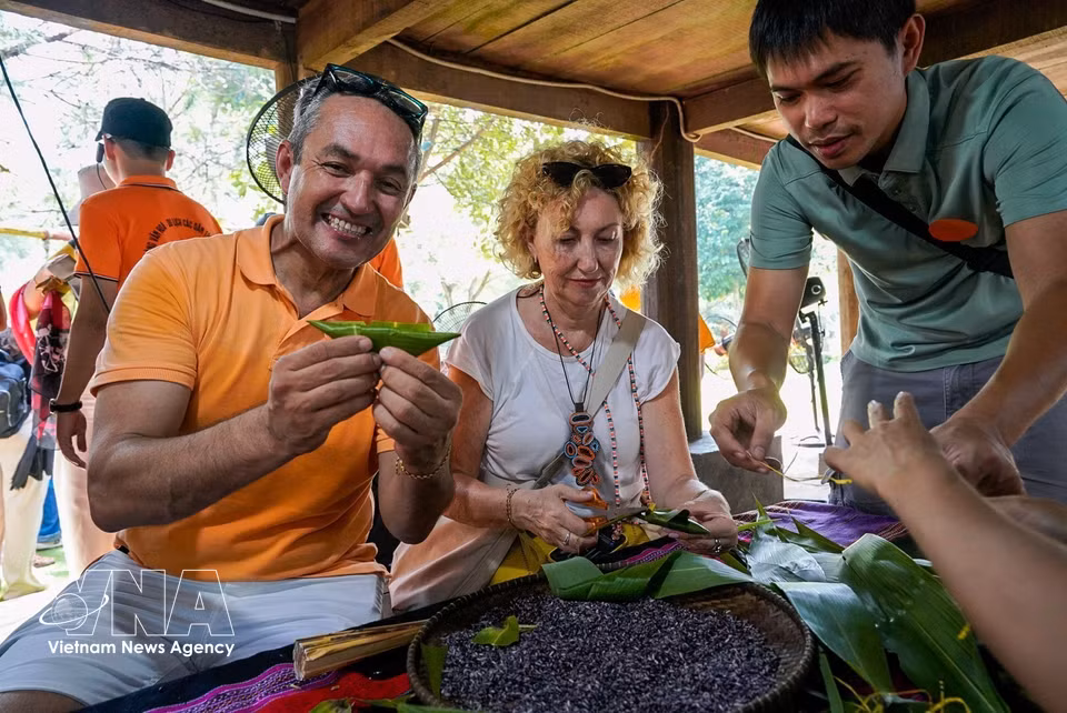 Delegates explore and experience the cultural space of the Ta Oi ethnic group. (Photo: VNA)