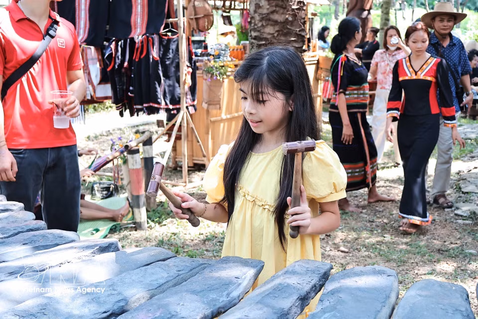 Vietnamese cultural traditions leave a strong impression on the delegates. (Photo: VNA)